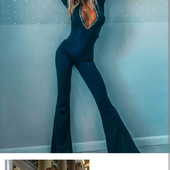 Chic Black Wide-Leg Jumpsuit with Plunging V-Neck - Picture 3 of 12